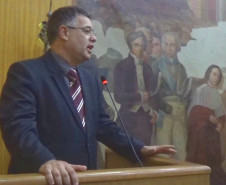 O diretor do Museu Paranaense, Renato Carneiro Jr., discursa logo após receber o certificado MoWBrasil 2017.