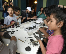 As crianças se divertiram com a oficina de modelagem em argila proposta pelo setor de Arqueologia.