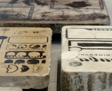Pedras litográficas da antiga Impressora Paranaense que integram a mostra "Gravado".