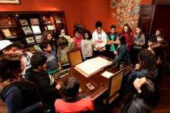O Museu Paranaense oferece visita guiada para o público de 7 a 10 anos. 