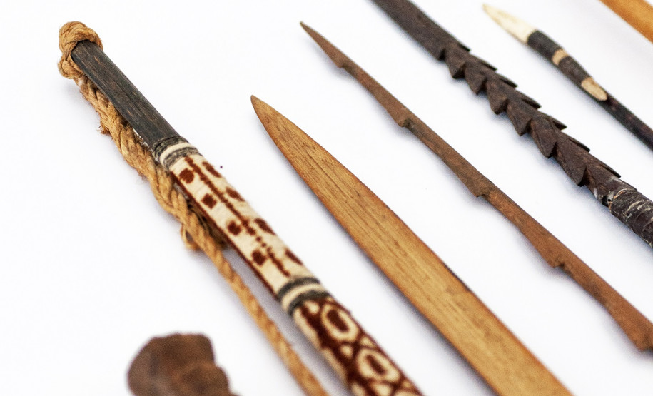 Lanças e arcos: armamento de várias etnias indígenas. Acervo Museu Paranaense.