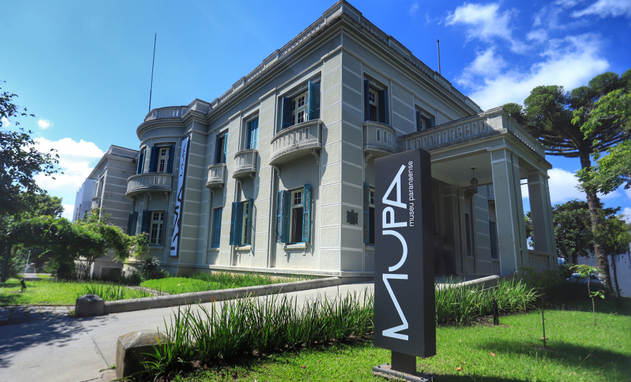 fachada do museu paranaense