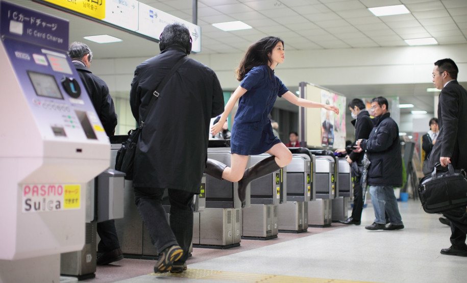 Natsumi Hayashi (2011) Foto do projeto "Today’s Levitation" de Natsumi Hayashi. Série de fotos onde eram captadas imagens de Hayashi saltando em vários locais, dando a impressão de estar flutuando no ar.