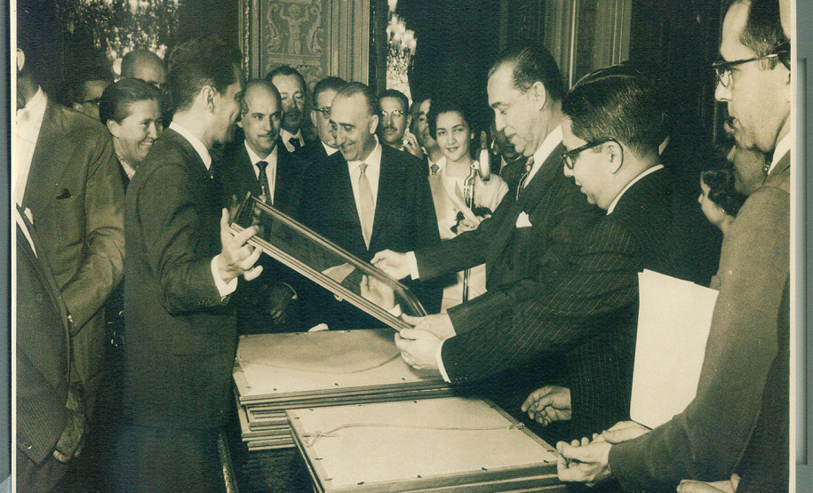 Museu Paranaense abre exposição sobre Ney Braga Ney Braga recebendo o prêmio de 1º lugar entre os 10 municípios de maior progresso do Brasil de Juscelino Kubitschek