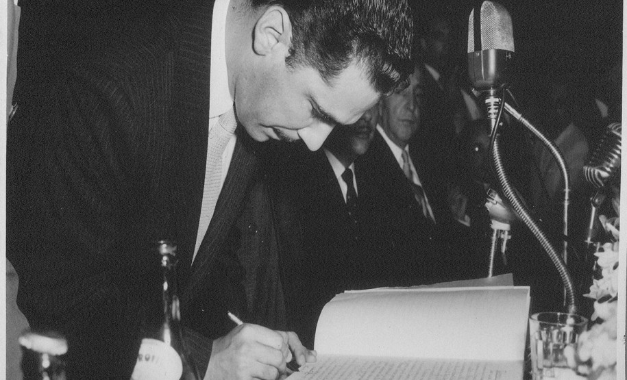 Museu Paranaense abre exposição sobre Ney Braga Assinatura do termo de posse na Prefeitura Municipal de Curitiba.