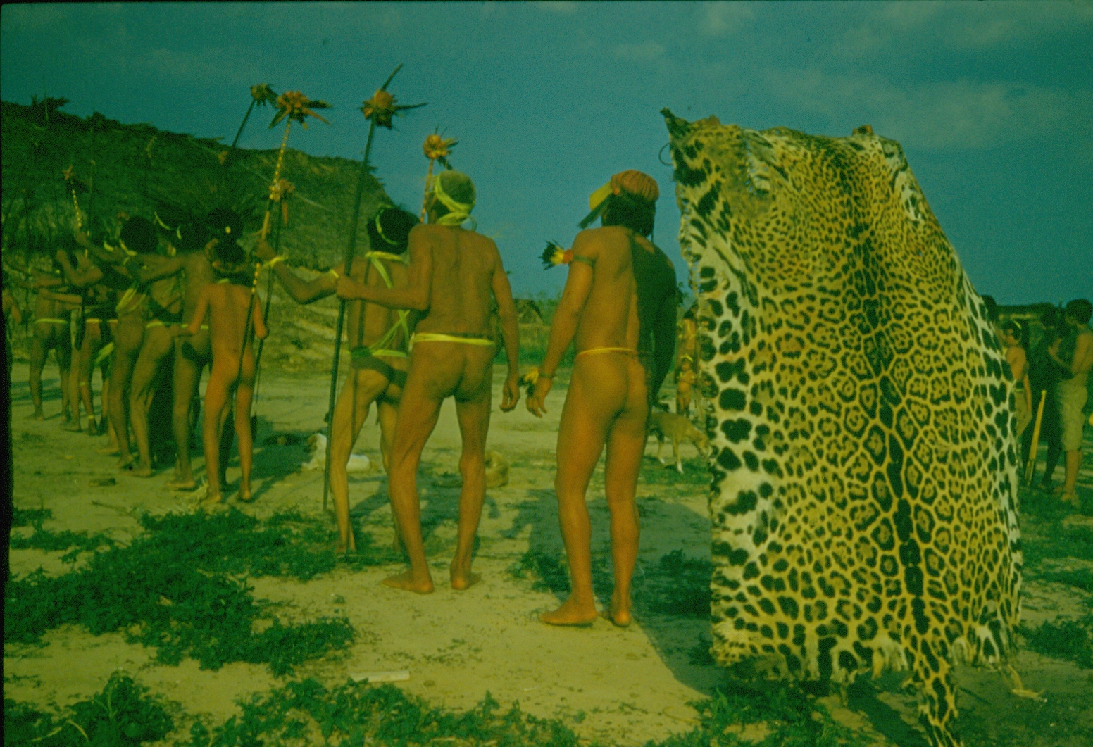 Vladimir Kozák. Etnia Boe (Bororo) - Bacia do Rio São Lourenço, Mato Grosso, Brasil. Sem título [Ritual funerário], 1956-57. Diapositivo cromogêneo. Coleção Vladimir Kozák.