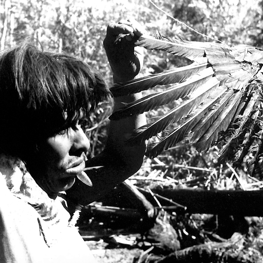 Vladimir Kozák. Etnia Xetá - Serra dos Dourados/Paraná. Sem título [Homem com urubu], década de 1950. Coleção Vladimir Kozák_baixa