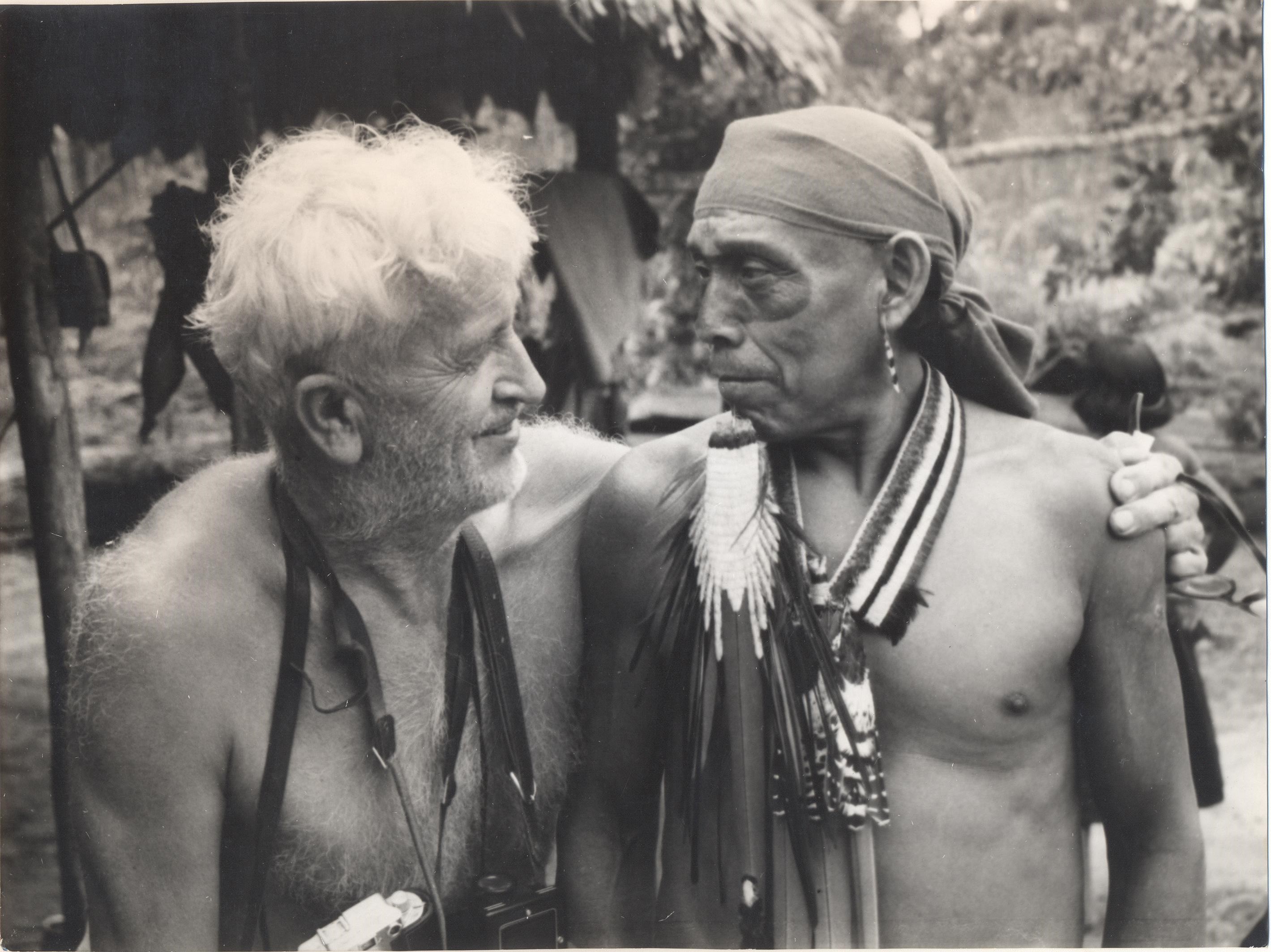 Vladimir Kozák. Etnia Ka'apor - Maranhão, Brasil. Sem título [Homem Ka'apor e Vladimir Kozák], 1958-59. Coleção Vladimir Kozák_baixa