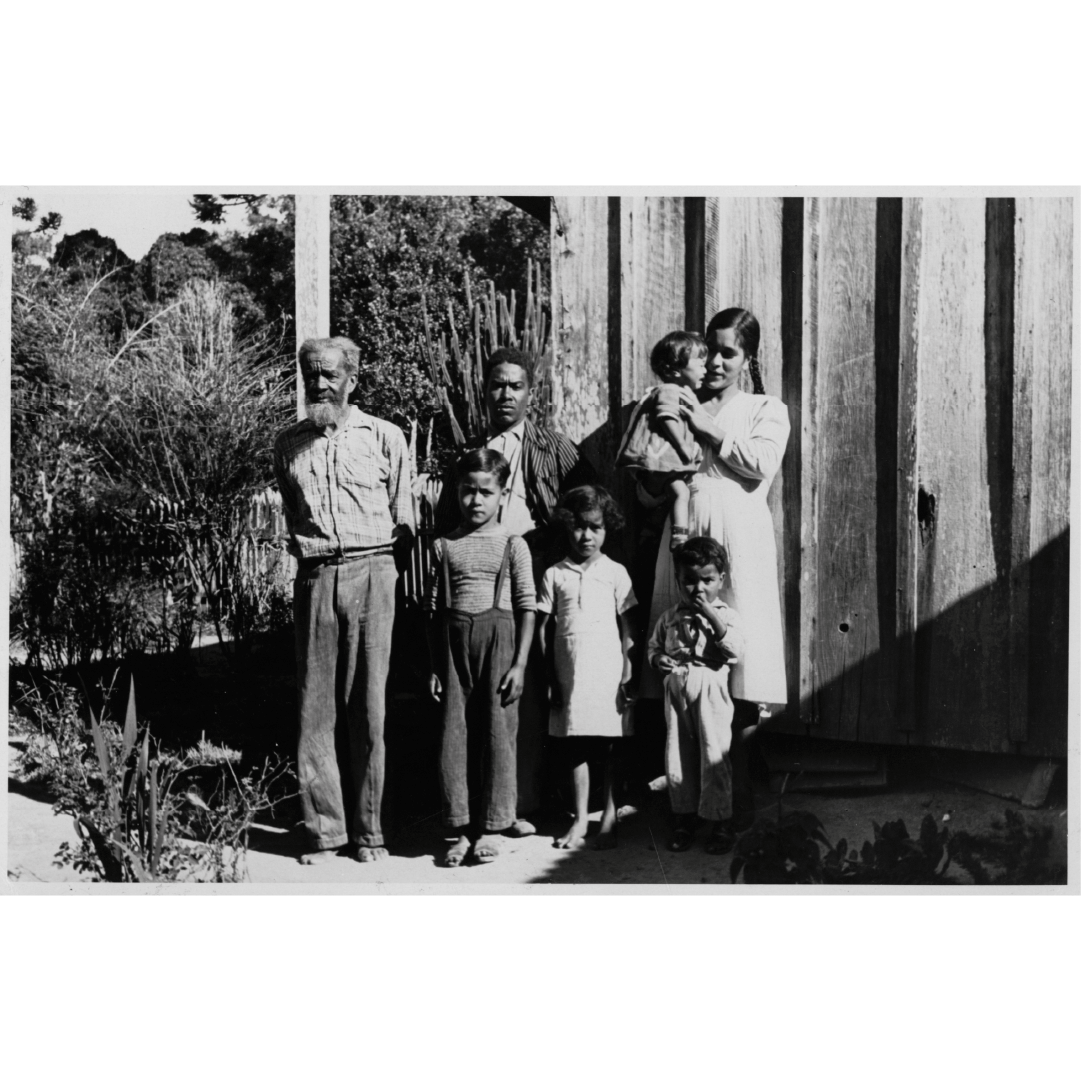Vladimir Kozák. Serafim Machado e família, 1947. Fotografia. Coleção Vladimir Kozák, acervo Museu Paranaense
