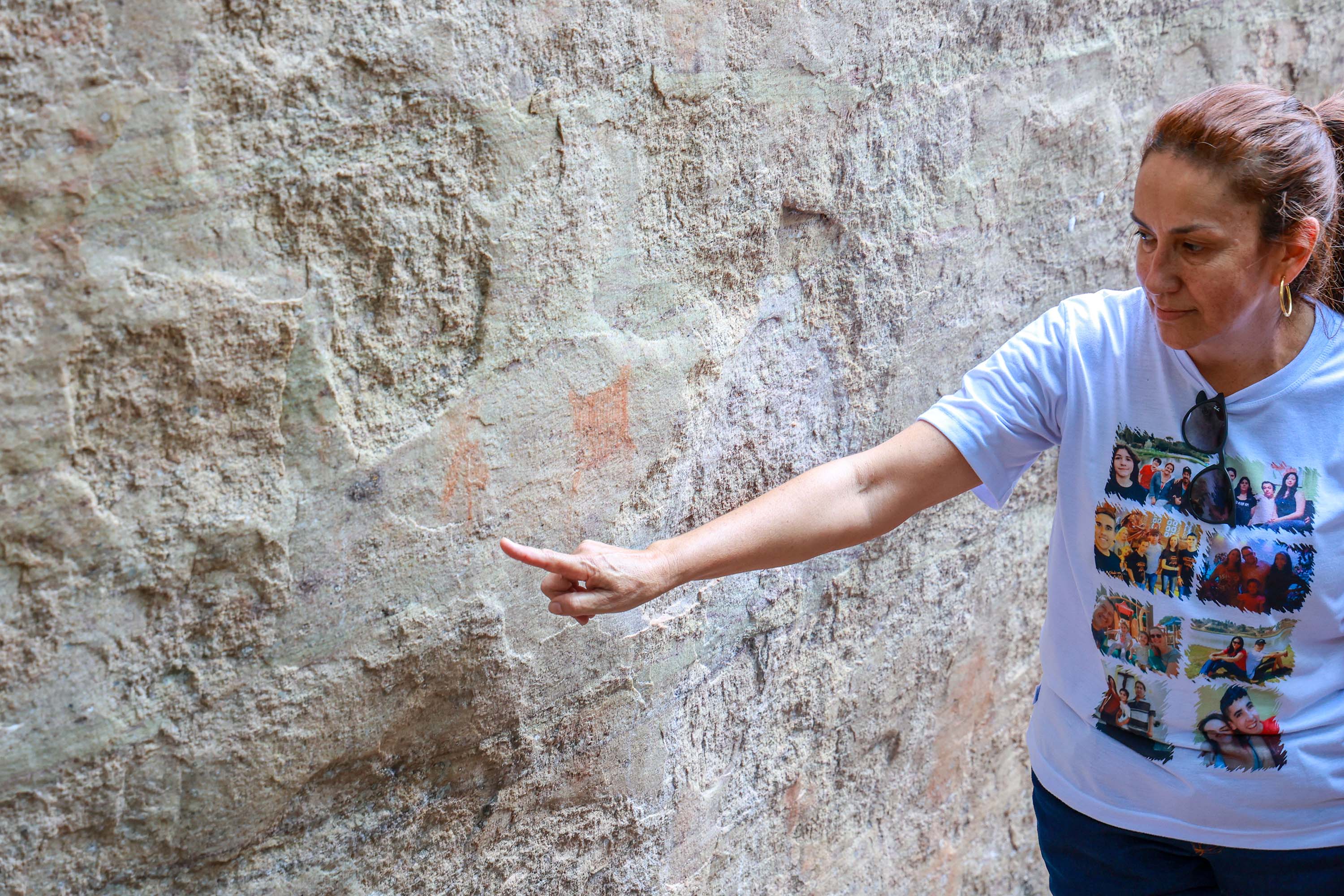 A historiadora Cinara de Souza Gomes, sobrinha-neta de Theófilo, é autora do livro “As Representações Geométricas e Zoomorfas da Tradição Planalto. A Arte nos Campos Gerais”. Foto: Valdelino Pontes/Secid