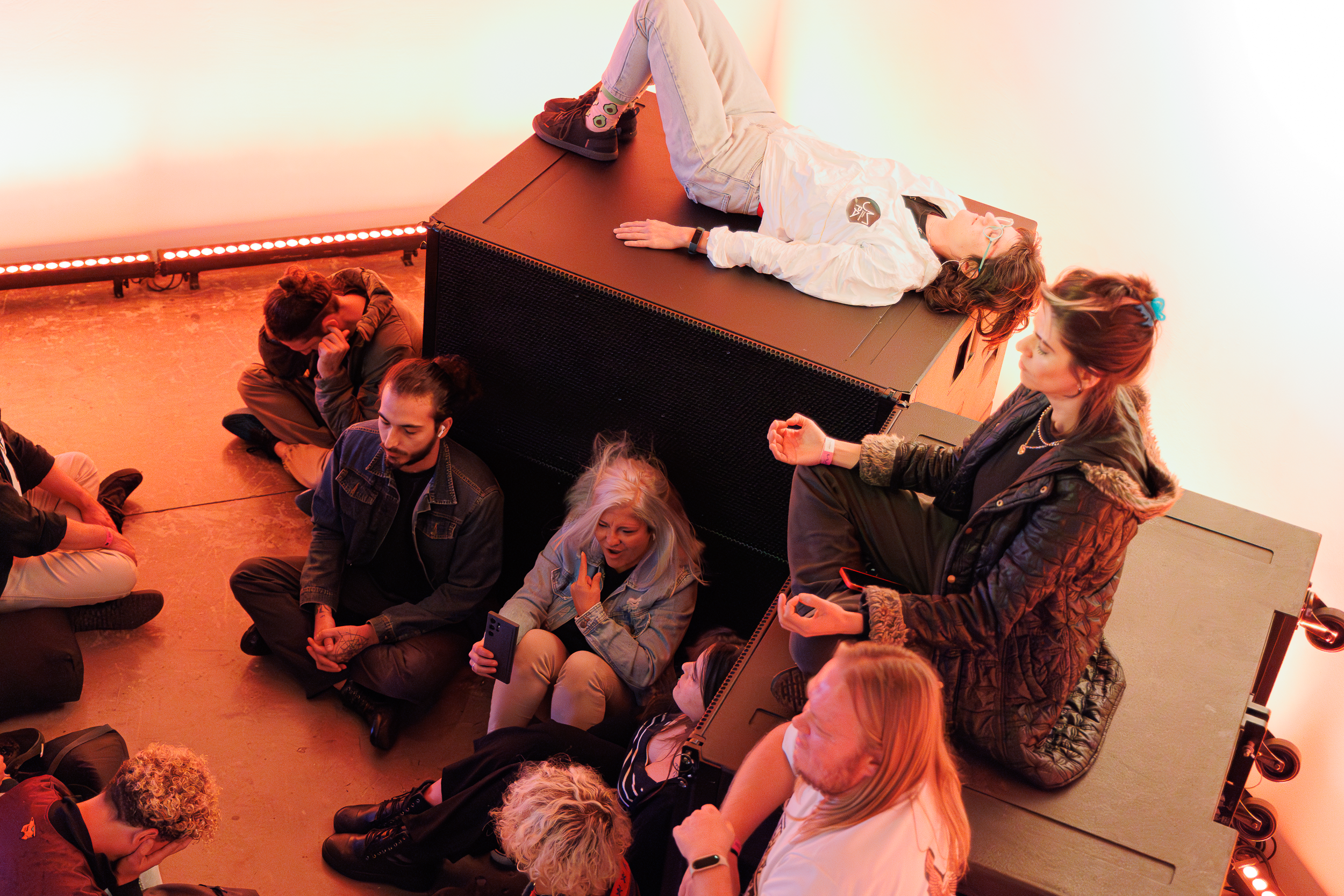 Público interagindo com a instalação