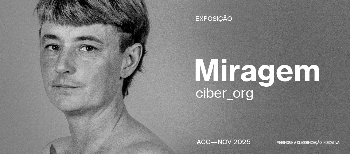 Banner da exposição Miragem, de ciber_org. Ao lado esquerdo há o rosto de uma pessoa, com os olhos voltados ao telespectador. Ao lado direito lê-se "Exposição Miragem, de ciber_org, agosto a novembro de 2025. Verifique a classificação indicativa."
