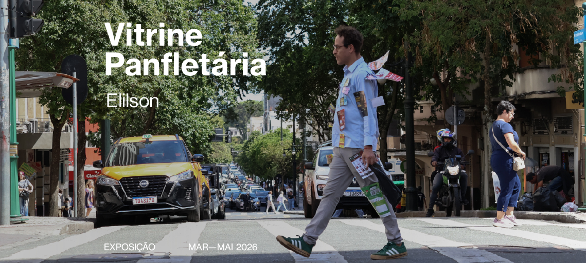 Banner ilustrativo da exposição Vitrine Panfletária, onde aparece o artista Elilson em meio ao centro urbano da cidade de Curitiba.