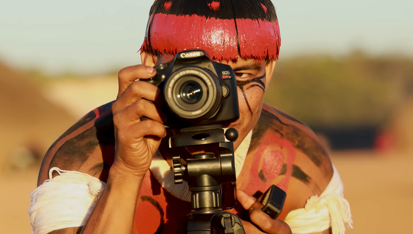 "A câmera é a Flecha", 2022. 10'42". Coletivo Kuikuro de Cinema.