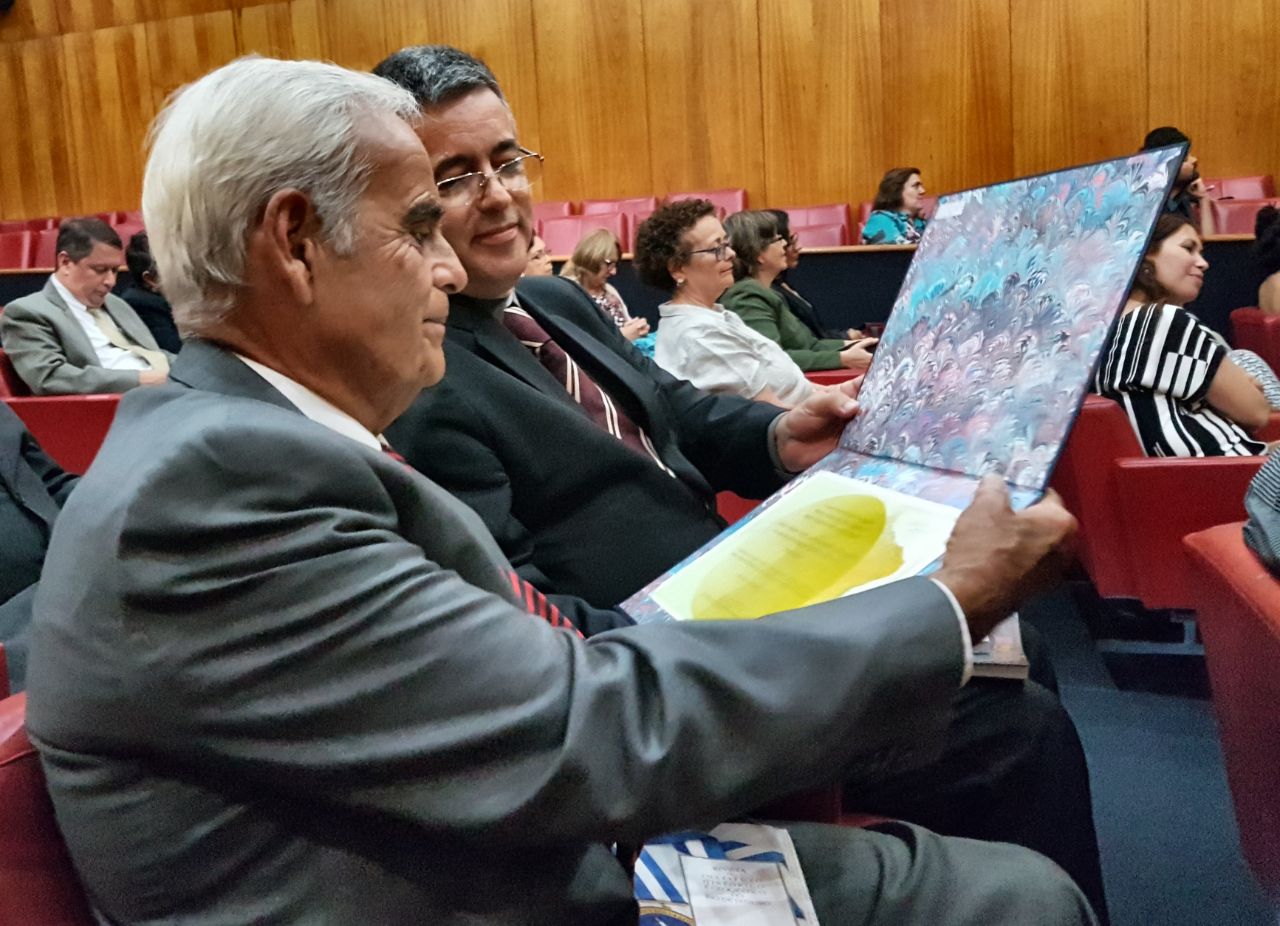 O diretor do Museu Paranaense, Renato Carneiro Jr., com o bisneto de um dos fundadores do museu, José Cândido Muricy Neto, na entrega do certificado MoWBrasil 2017.