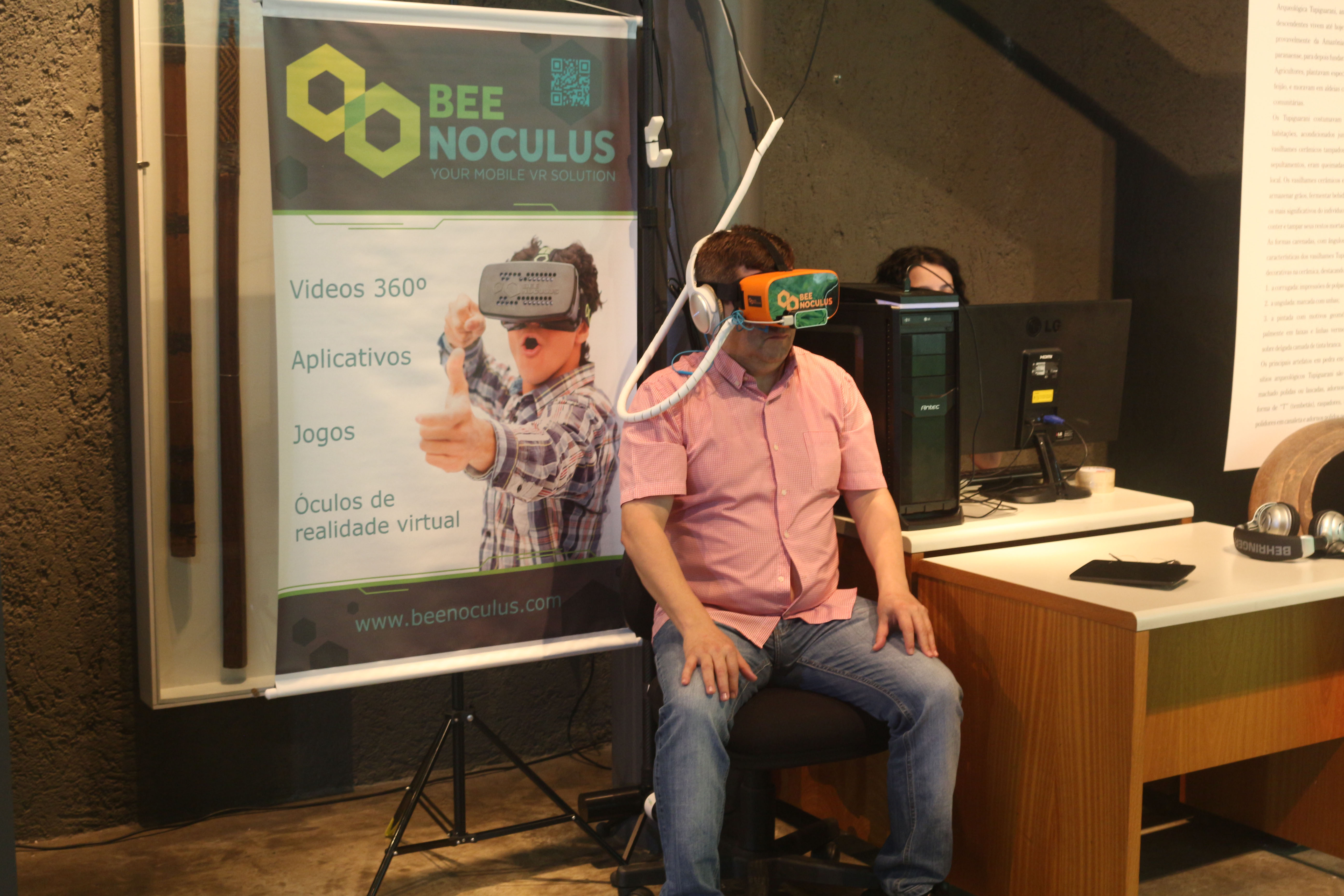 Antonio Marques experimentou os óculos de imersão 3D, disponíveis no dia da abertura.