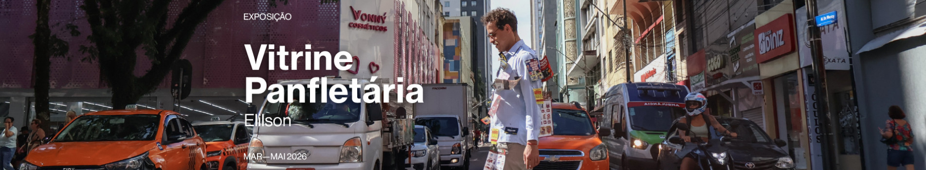 Banner ilustrativo da exposição Vitrine Panfletária, onde aparece o artista Elilson em meio ao centro urbano da cidade de Curitiba.