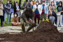 Performance "Ponto Final, Ponto Seguido" da artista indígena Uýra