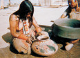 A cerâmica karajá sempre foi conhecida pela riqueza estilística e por representar aspectos míticos e do cotidiano das aldeias. Aldeia Santa Isabel do Morro, Ilha do Bananal, Tocantins, 1954.

