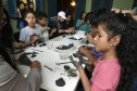 As crianças se divertiram com a oficina de modelagem em argila proposta pelo setor de Arqueologia.
