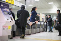 Foto do projeto "Today’s Levitation" de Natsumi Hayashi. Série de fotos onde eram captadas imagens de Hayashi saltando em vários locais, dando a impressão de estar flutuando no ar.