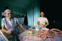 Senhoras Avelina e Lídia Marszal, filha e neta de imigrantes poloneses, Rio do Banho, Cruz Machado, PR, 1986.
