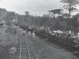 Mudança de acampamento de trabalhadores ferroviários com
suas famílias durante a construção da Estrada de Ferro São Paulo - Rio Grande na região do Contestado.

Imagem presente no livro Revelando o Contestado: imagens do mais sangrento conflito social do Brasil nas lentes do sueco Claro Jansson (1877-1954)