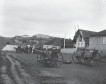 O cenário de uma cidade pacata, com canhões nas ruas,
soldados conversando e barracas.

Imagem presente no livro Revelando o Contestado: imagens do mais sangrento conflito social do Brasil nas lentes do sueco Claro Jansson (1877-1954)