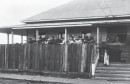 Guerra do Contestado, Forças legais defendendo a Serraria Lumber, em Três Barras, 1912 / 1916
A Lumber fez barricadas para proteger a maior fábrica
da América do Sul contra os sertanejos.

Imagem presente no livro Revelando o Contestado: imagens do mais sangrento conflito social do Brasil nas lentes do sueco Claro Jansson (1877-1954)