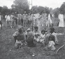 Na foto, o churrasco oferecido aos vencidos, que nos
últimos dias, em seus redutos, chegaram a comer couro,
pois além das doenças a fome assolava.

Imagem presente no livro Revelando o Contestado: imagens do mais sangrento conflito social do Brasil nas lentes do sueco Claro Jansson (1877-1954)