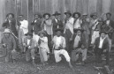 Guerra com música, em Ouro Verde, 1917
Sertanejos, com suas armas, violão e sanfona, posam
para Claro Jansson. Esta foto é uma das mais usadas em livros e publicações sobre o Contestado. Mas poucos dão o crédito para o seu autor.

Imagem presente no livro Revelando o Contestado: imagens do mais sangrento conflito social do Brasil nas lentes do sueco Claro Jansson (1877-1954)
