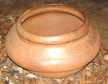 Vasilhame cerâmico da tradição Tupiguarani. Usado para armazenar grãos e fermentar bebidas, como para sepultar os mortos. Recuperado no munícipio de Capanema - PR