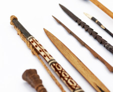 Lanças e arcos: armamento de várias etnias indígenas. Acervo Museu Paranaense. 