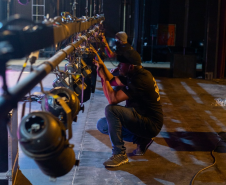 Técnico trabalha na vara de luz