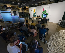 Mesa-redonda "Nessa terra, em se plantando, tudo dá: diálogos sobre arte, natureza e colonização"