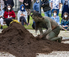 Performance "Ponto Final, Ponto Seguido" da artista indígena Uýra