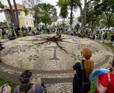 Performance "Ponto Final, Ponto Seguido" da artista indígena Uýra