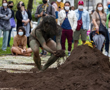 Performance "Ponto Final, Ponto Seguido" da artista indígena Uýra