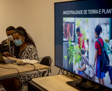 Roda de conversa "Simbioses: arte, ecologias e políticas na cidade floresta" com a artista indígena Uýra e a cineasta e artista visual Keila Sankofa