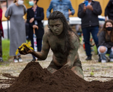 Performance "Ponto Final, Ponto Seguido" da artista indígena Uýra