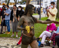 Performance "Ponto Final, Ponto Seguido" da artista indígena Uýra