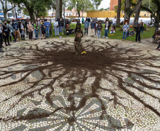 Performance "Ponto Final, Ponto Seguido" da artista indígena Uýra