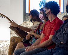 Palestra demonstrativa "Vegetal que vira música: a caxeta e os instrumentos caiçaras" com o mestre caiçara e luthier Aorelio Domingues