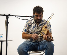 Palestra demonstrativa "Vegetal que vira música: a caxeta e os instrumentos caiçaras" com o mestre caiçara e luthier Aorelio Domingues