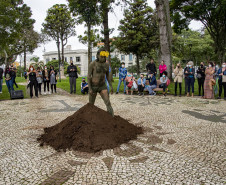 Performance "Ponto Final, Ponto Seguido" da artista indígena Uýra