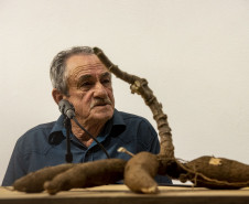 Roda de conversa "Mandioca: agrobiodiversidade na Amazônia e vivências caiçaras" com a pesquisadora Laure Emperaire e o farinheiro caiçara Gelico