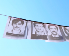 Folhas (da exposição) com fotos de desaparecidos na ditadura civil-militar brasileira 