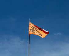 Bandeira do Julho das Pretas em cima do MUPA