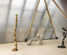 Vista da exposição Céu-Eclipse - Esculturas de Erika Verzutti