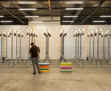 Vista da exposição Céu-Eclipse - Instalação Temporali, de Alberto Garutti